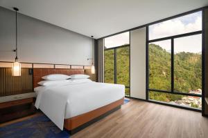 Postel nebo postele na pokoji v ubytování Four Points by Sheraton Ha Giang