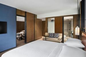 Postel nebo postele na pokoji v ubytování Four Points by Sheraton Ha Giang