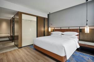 Postel nebo postele na pokoji v ubytování Four Points by Sheraton Ha Giang