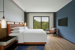 Postel nebo postele na pokoji v ubytování Four Points by Sheraton Ha Giang