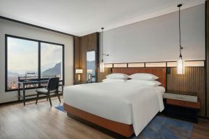 Postel nebo postele na pokoji v ubytování Four Points by Sheraton Ha Giang