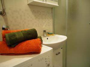 uma casa de banho com toalhas num balcão ao lado de um lavatório em Apartment Downtown Atelje em Belgrado