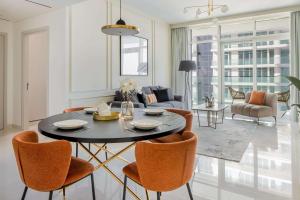 Zona d'estar a Silkhaus palm view 1BDR with private beach in Emaar Beachfront