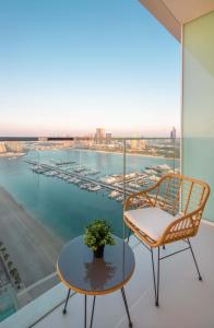 Kolam renang di atau dekat dengan Silkhaus palm view 1BDR with private beach in Emaar Beachfront