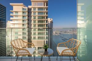 Balcó o terrassa a Silkhaus palm view 1BDR with private beach in Emaar Beachfront
