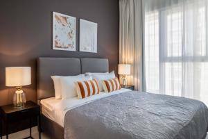 Katil atau katil-katil dalam bilik di Silkhaus palm view 1BDR with private beach in Emaar Beachfront