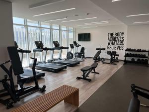 Gimnàs o zona de fitness de Silkhaus palm view 1BDR with private beach in Emaar Beachfront