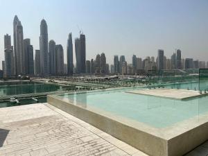 Piscina a Silkhaus palm view 1BDR with private beach in Emaar Beachfront o a prop