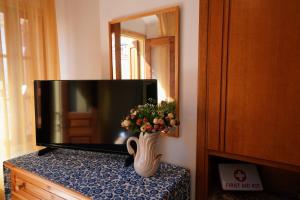 TV a/nebo společenská místnost v ubytování Antoni's Symi Home