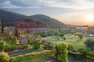 uma vista para o jardim formal ao pôr-do-sol em Residenza Sant’Anna Del Volterraio em Portoferraio