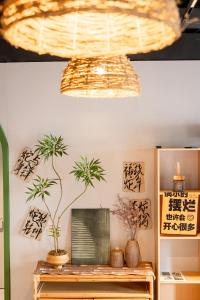 a room with potted plants on a table at Dengba Inn-Fengqiao Road Subway Station Global Harbor Branch in Shanghai