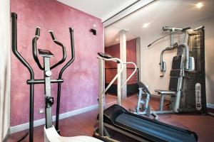Fitness centrum a/nebo fitness zařízení v ubytování Logis Hotel Restaurant Family & Spa
