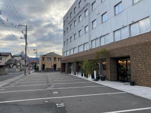 福山市にあるFukuyama Royal Hotel - Vacation STAY 36222vの建物前の空き駐車場
