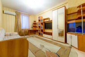 車里雅賓斯克的住宿－Five Stars on Timiryazeva 29，带电视的客厅和带桌子的客厅。