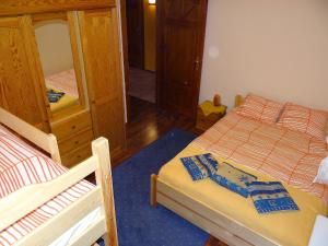 グディニャにあるApartament Nadmorski Orłowoのベッドルーム1室(ベッド2台、鏡付)