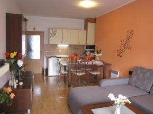 ein Wohnzimmer und eine Küche mit einem Sofa und einem Tisch in der Unterkunft Apartment D2 Oscadnica in Oščadnica