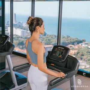 Una mujer corriendo en una cinta de correr en un gimnasio en Breath Taking Sea View - Luxury Living, en Pattaya South 40 fotos más