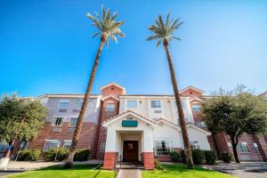 un edificio con palme di fronte di Quality Inn Chandler I-10 a Chandler