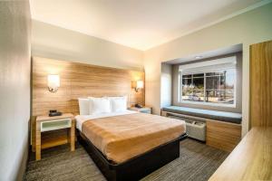 una camera d'albergo con un letto e una finestra di Quality Inn Chandler I-10 a Chandler