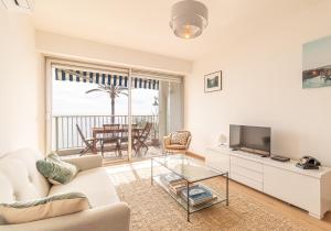 TV a/nebo společenská místnost v ubytování Stunning Beachfront Apartment With Parking