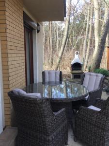 Patio alebo iná vonkajšia časť ubytovania Domek Wakacyjny Na Złotych Wydmach