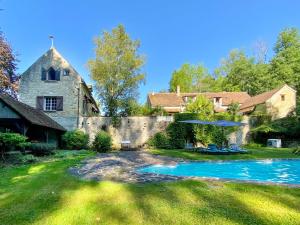 Bazén v ubytování Propriété bucolique avec deux maisons, une piscine chauffée et un vaste verger nebo v jeho okolí