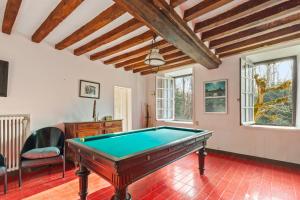 Biliár nebo kulečník v ubytování Propriété bucolique avec deux maisons, une piscine chauffée et un vaste verger