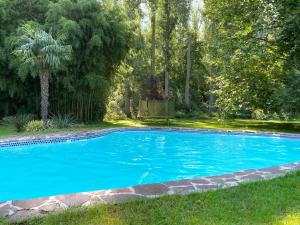 Bazén v ubytování Propriété bucolique avec deux maisons, une piscine chauffée et un vaste verger nebo v jeho okolí