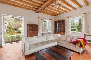 Posezení v ubytování Propriété bucolique avec deux maisons, une piscine chauffée et un vaste verger + 15 fotografií