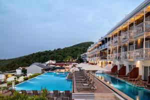 Bazén v ubytování Ramada by Wyndham Fethiye Oludeniz nebo v jeho okolí
