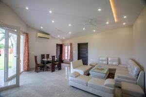 Ruang duduk di Palm Familia-6BHK Italian Farmhouse with Cook
