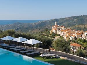 a view of a resort with a pool and a village at Nettes Appartement In Civezza Mit Privatem Garten in Civezza