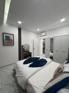 a bedroom with a large bed in a room at Le silver appartement 2 chambres in Libreville