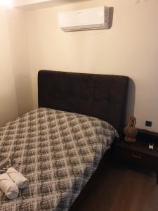 una camera con letto e condizionatore d'aria di S Villa City a Çeşme Altre 4 foto