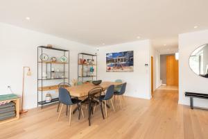 TV a/nebo společenská místnost v ubytování SPRING KEYWEEK - Contemporary villa with pool in the hea + 36 fotografií