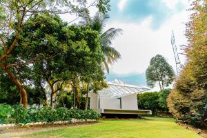 クアラルンプールにあるDuke Oasisの木々と芝生の公園内白い建物 +37枚の写真