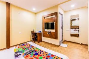 TV a/nebo společenská místnost v ubytování FabHotel Arton Suite - Nr Mumbai International Airport