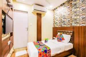 Postel nebo postele na pokoji v ubytování FabHotel Arton Suite - Nr Mumbai International Airport