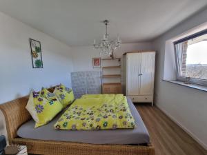 Postel nebo postele na pokoji v ubytování Manderscheid Ferienwohnung mit Weitblick