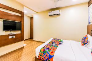TV a/nebo společenská místnost v ubytování FabHotel Arton Suite - Nr Mumbai International Airport