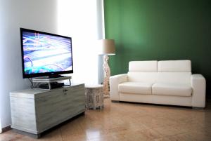TV a/nebo společenská místnost v ubytování Maison Étoile
