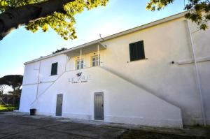 un edificio blanco con las palabras kevlar vale en él en Le Vele, en Civitavecchia