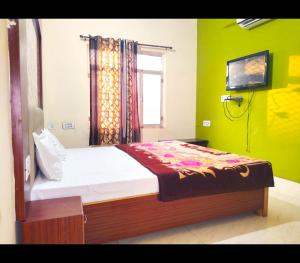 Кровать или кровати в номере Hotel Tiger PGH-Ranthambhor Rd, Saptar, Sawai Madhopur, Rajasthan +69 фотографий