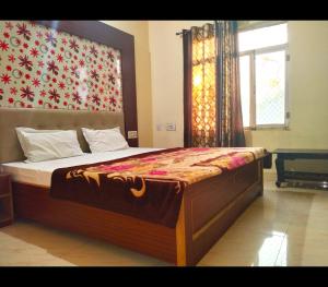 Кровать или кровати в номере Hotel Tiger PGH-Ranthambhor Rd, Saptar, Sawai Madhopur, Rajasthan
