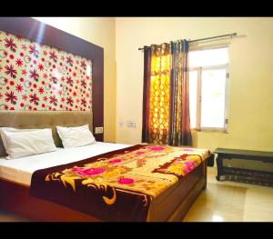 Кровать или кровати в номере Hotel Tiger PGH-Ranthambhor Rd, Saptar, Sawai Madhopur, Rajasthan