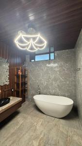 Ένα μπάνιο στο Fashion BnB - Luxury in the lap of nature