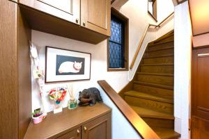 una stanza con una scala con una cassettiera in legno in una casa di TSURUNOYA The only private lodging in Tokyo Japanese Tatami style 8 minutes walk from station free Parking new open Asakusa Akihabara Tokyo sky tree Disneyland nearby 110m2 a Tokyo