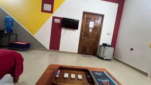 TV a/nebo společenská místnost v ubytování Hi5 Holiday Apartments - Udupi