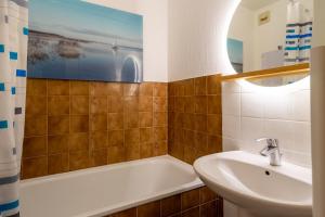 a bathroom with a sink and a tub and a toilet at Le Pré Catelan in Saint-Georges-de-Didonne +12 photos