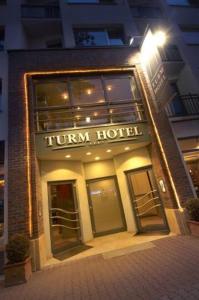 ein Turn-Inn-Hotel mit einem Schild auf der Vorderseite in der Unterkunft Turm Hotel in Frankfurt am Main